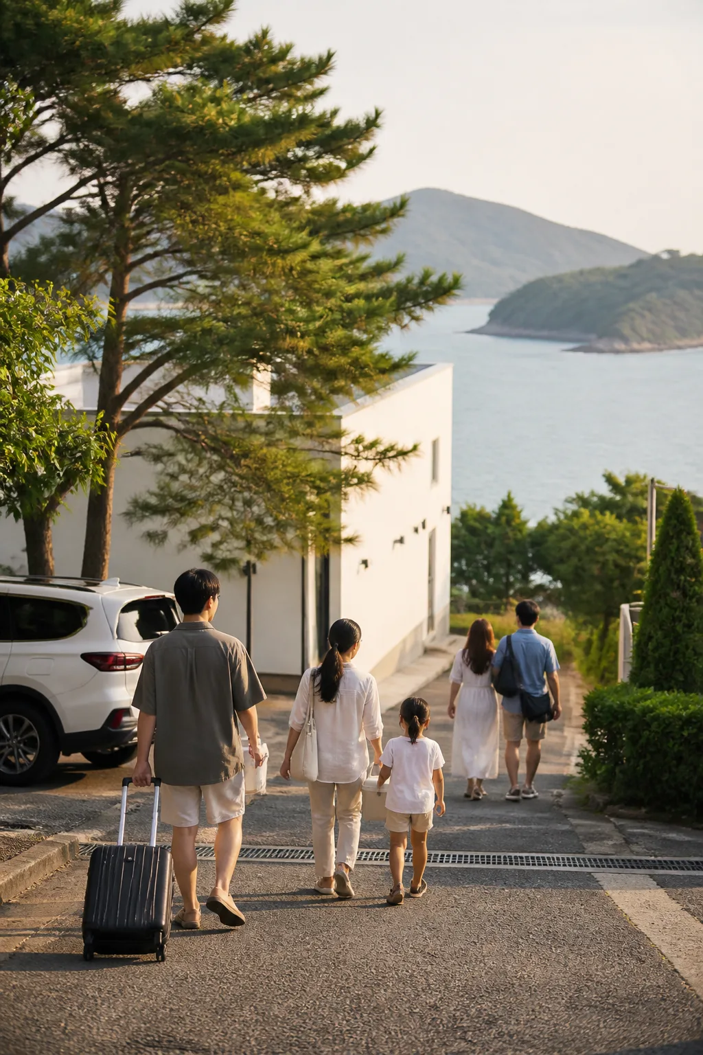 거제도 해안 드라이브 후 펜션 주차장에서 짐을 옮기는 여행객들